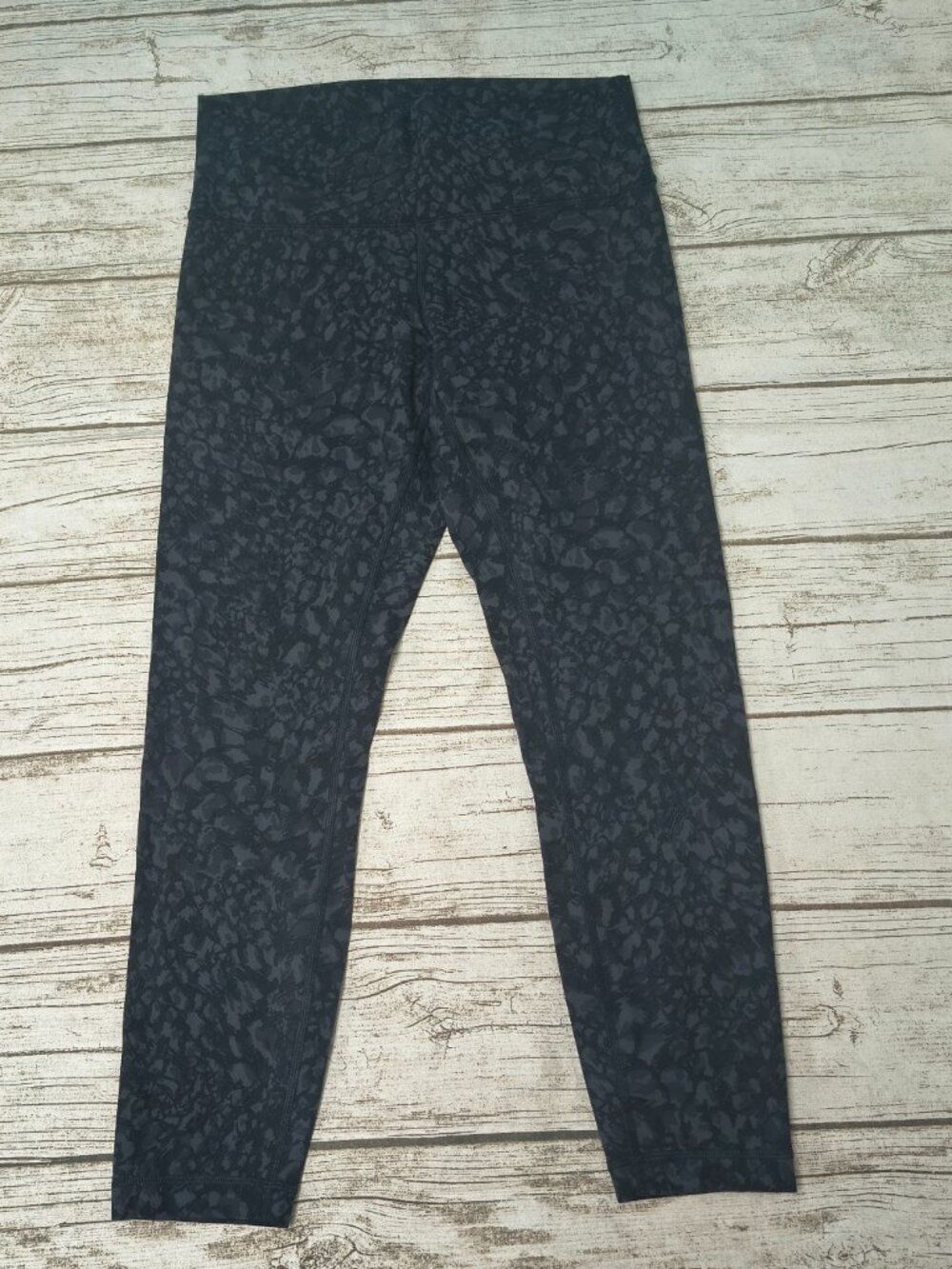 Lululemon Under HR Tight 25" Black and Grey Camo Cheetah Print Women Size 10